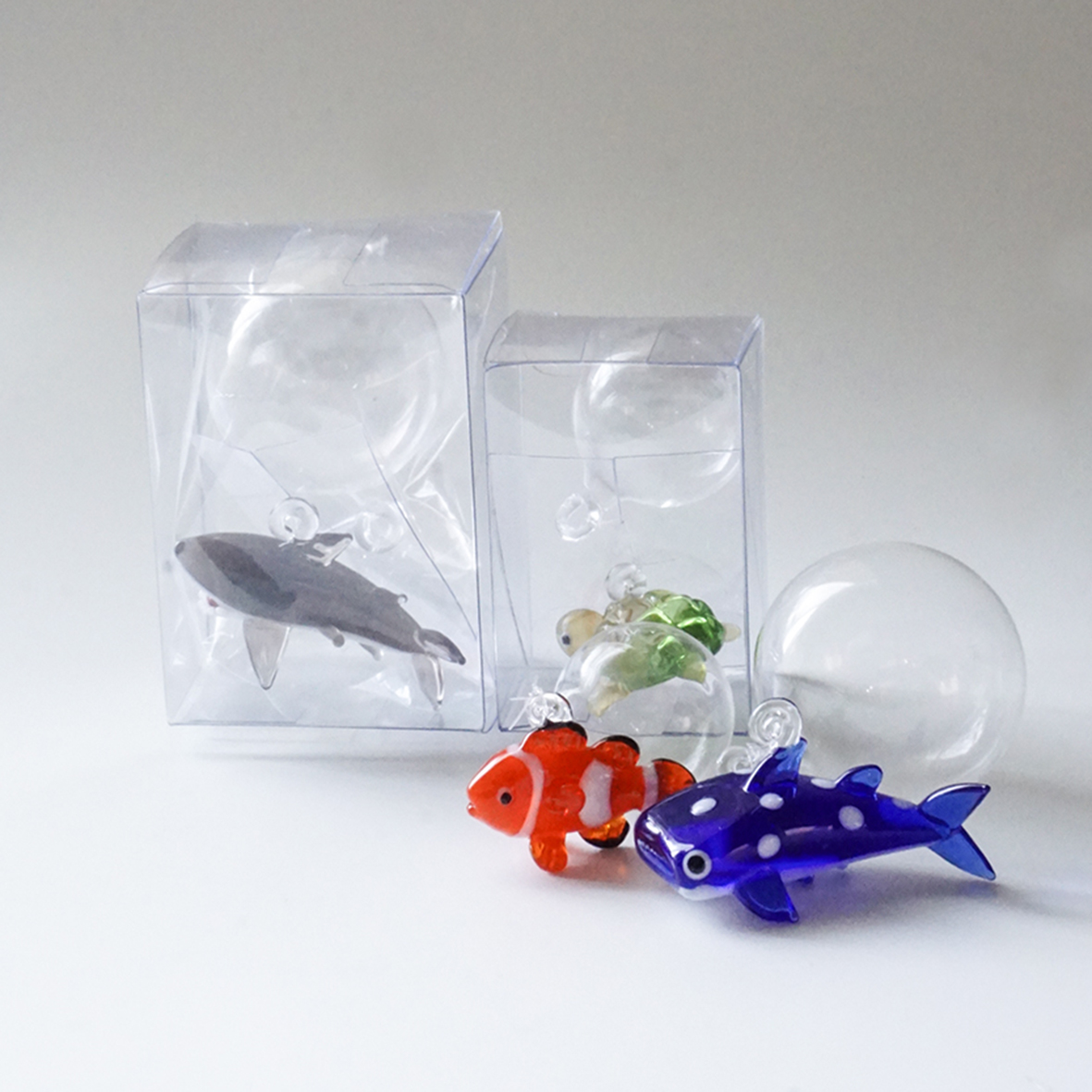 ガラスの浮き玉です.サイズは約90㍉×90㍉です.藍色?少し製造過程